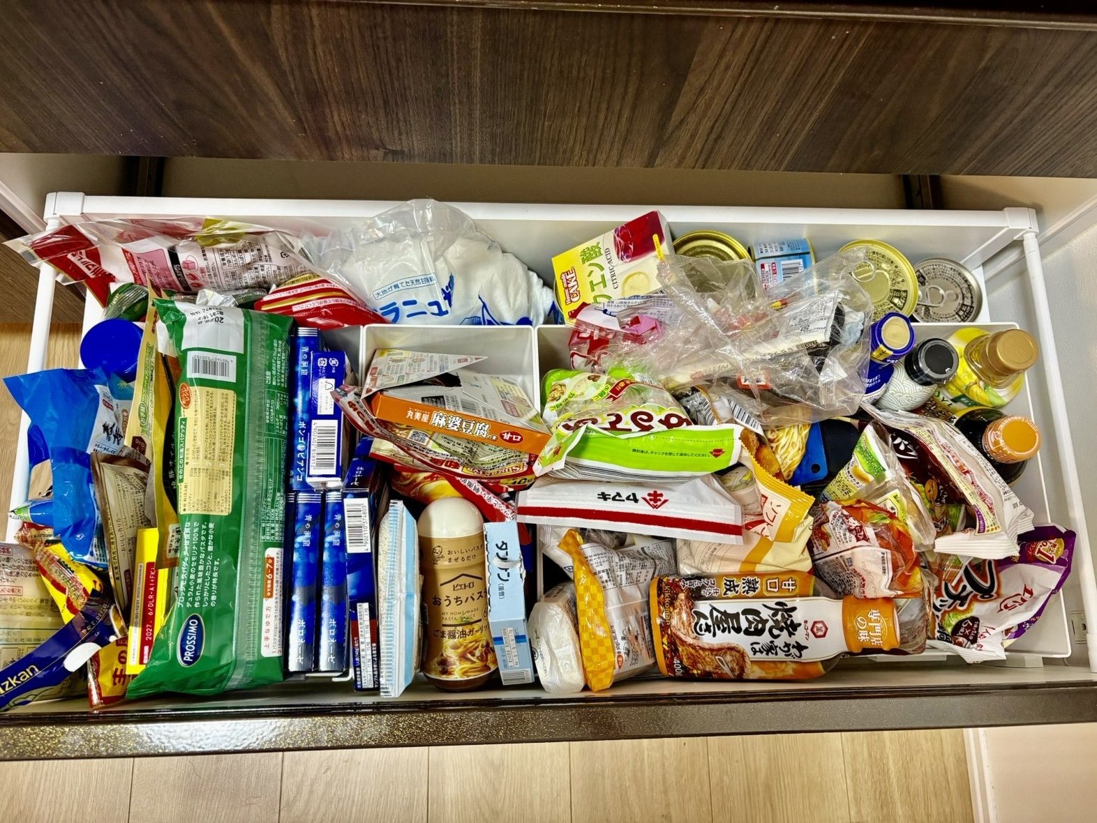 食品や調味料がたくさん入ったキッチンの引き出し
